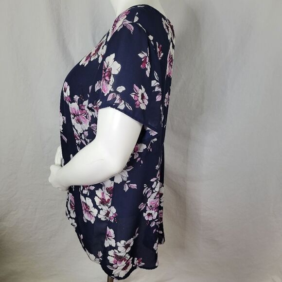Torrid Navy Floral Print Georgette Pleated Back Blouse Size 3 - Picture 4 of 6
